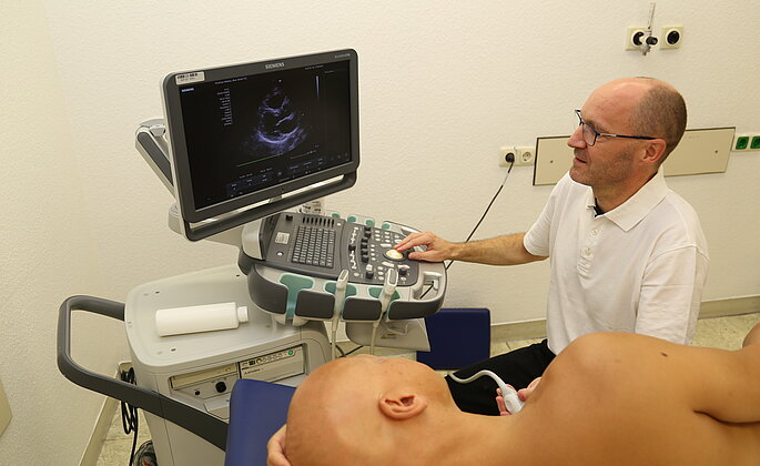 Herr Braig während einer Ultraschalluntersuch des Herzens